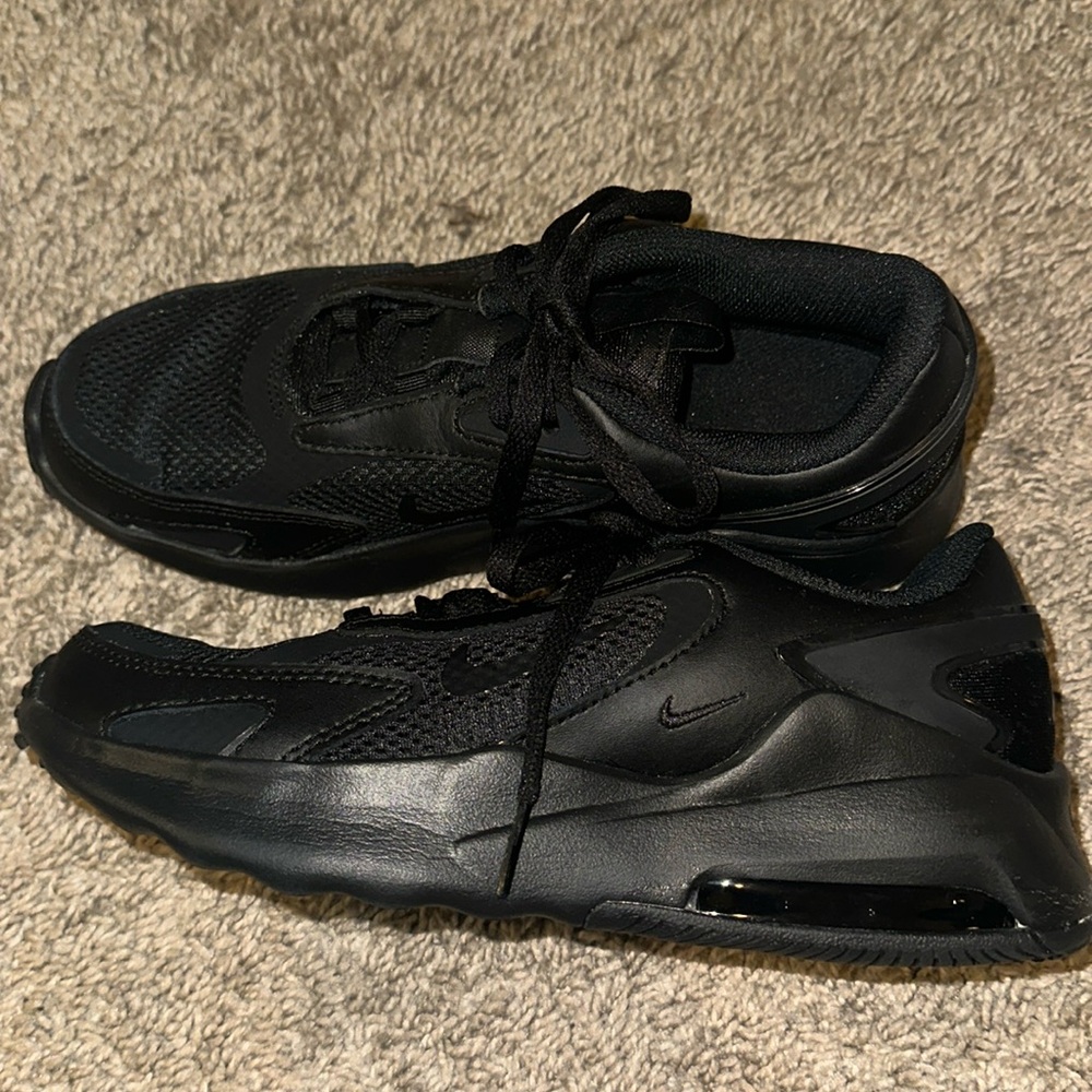 New Youth Nike black airmax size 5.5. Never worn.